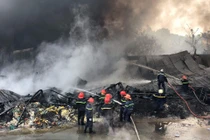 Hàng trăm lính cứu hỏa chiến đấu với "giặc lửa" cứu cơ sở phế liệu