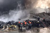 Hàng trăm lính cứu hỏa chiến đấu với "giặc lửa" cứu cơ sở phế liệu