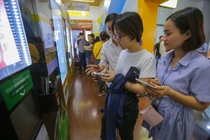 Người Sài Gòn thích thú với máy bán dừa tự động độc đáo