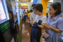 Người Sài Gòn thích thú với máy bán dừa tự động độc đáo