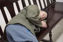 Cụ ông 79 tuổi hiếp dâm bé gái lại nằm gục tại Tòa phúc thẩm