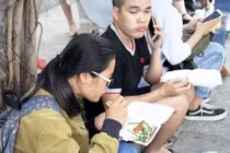 Ảnh: Ấm áp tình người sau vụ cháy chung cư Carina Plaza