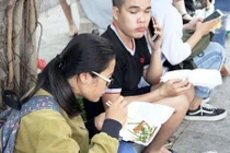 Ảnh: Ấm áp tình người sau vụ cháy chung cư Carina Plaza