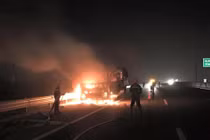 Xe tải bốc cháy ngùn ngụt trên cao tốc Hà Nội – Hải Phòng