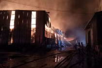 Ảnh: Bão lửa bao trùm kho hàng nghìn m2 công ty Phước Sinh