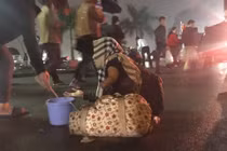 Ngán ngẩm cảnh "cái bang" hoành hành lễ khai ấn đền Trần