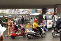 Lạ kỳ nam thanh niên rơi xuống chân cầu vượt Ngã Tư Sở