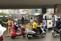 Lạ kỳ nam thanh niên rơi xuống chân cầu vượt Ngã Tư Sở