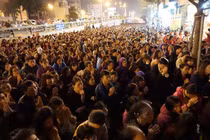 Biển người ngồi tràn đường dự đại lễ cầu an chùa Phúc Khánh