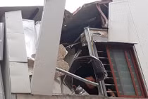 Nổ như bom tại cửa hàng bóng bay, bình khí bắn xa 100m