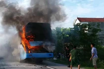 Xe khách chở 23 người bốc cháy dữ dội trên quốc lộ
