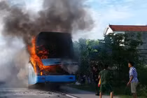 Xe khách chở 23 người bốc cháy dữ dội trên quốc lộ