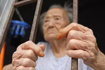 Cái kết xứng đáng cho nghịch tử hành hạ mẹ già 90 tuổi