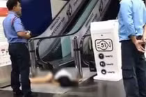 Hốt hoảng chứng kiến nữ sinh rơi từ tầng 3 Bitexco, TP HCM