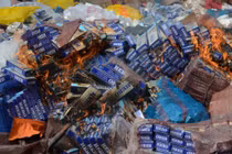 Lấy gạch tiêu hủy pháo, 4 cán bộ thi hành án, công an bị thương