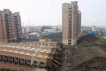 Video: Cả tòa nhà đổ sập vào người đàn ông đang ngồi