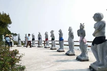 Tượng 12 con giáp “khỏa thân” ở Hòn Dấu vừa được mặc... quần