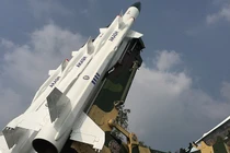 Ấn Độ muốn bán tên lửa Akash và trực thăng cho Việt Nam