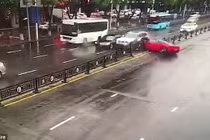 Video: Phá tan siêu xe Ferrari 15 tỷ đồng sau vài phút ngồi trên ghế lái