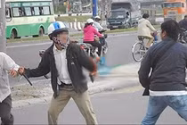 Hàng chục thanh niên cầm hung khí ẩu đả kinh hoàng trong đêm