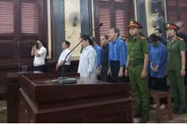 Nhờ cháu gái ký giấy tờ, bà Phấn trấn an “con cứ yên tâm”