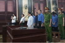 Nhờ cháu gái ký giấy tờ, bà Phấn trấn an “con cứ yên tâm”