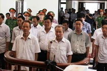 Nhóm cựu cán bộ xã Đồng Tâm chuẩn bị hầu tòa