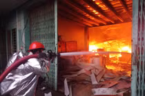 Mục kích 130 Cảnh sát “đánh giặc lửa” bảo vệ kho xăng, hoá chất