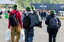 Thủy thủ tàu sân bay Mỹ đội mũ cối ngày tạm biệt Đà Nẵng