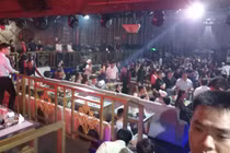 Ảnh: Đột kích quán bar ở Quận 1, gần 100 dân chơi nghi phê ma túy