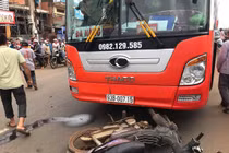 Bất ngờ qua đường, người đàn ông bị xe khách kéo lê 10m