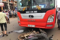 Bất ngờ qua đường, người đàn ông bị xe khách kéo lê 10m