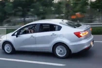 Video: Chết khiếp cảnh bé trai nói chưa rõ lái ô tô trên cao tốc