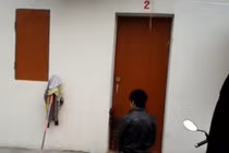 Quỳ gối xin lỗi bạn gái: Không đáng mặt đàn ông