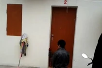 Quỳ gối xin lỗi bạn gái: Không đáng mặt đàn ông