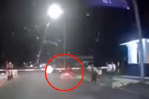 Video: Người dân tóm gọn kẻ cướp tông vào barie khi bị truy bắt