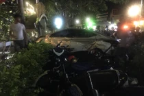 Ô tô đâm quán cà phê, hai nữ sinh tử vong thương tâm