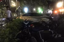 Ô tô đâm quán cà phê, hai nữ sinh tử vong thương tâm