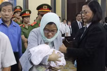 Bị cáo vụ Hứa Thị Phấn lại mang con vào phòng xử