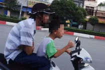 Video: Kinh hoàng bé trai lái xe máy lao thẳng nồi canh sôi sùng sục