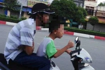 Video: Kinh hoàng bé trai lái xe máy lao thẳng nồi canh sôi sùng sục