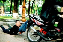 Mải đuổi bắt cướp, mẹ ngã xe khiến con 8 tuổi tử vong