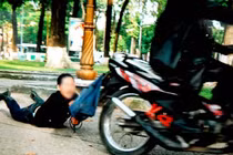 Mải đuổi bắt cướp, mẹ ngã xe khiến con 8 tuổi tử vong