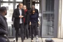 Sự thật gây sốc đằng sau bức ảnh Victoria Beckham chống nạng