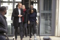 Sự thật gây sốc đằng sau bức ảnh Victoria Beckham chống nạng