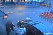 Video: Sát nhân nhảy từ nhà tầng xuống cướp xe sau khi giết người