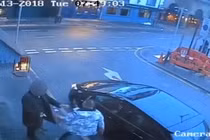 Video: Sát nhân nhảy từ nhà tầng xuống cướp xe sau khi giết người