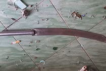 Kinh hoàng 2 gã trai bịt mặt xông vào nhà chém gục người phụ nữ