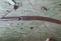 Kinh hoàng 2 gã trai bịt mặt xông vào nhà chém gục người phụ nữ