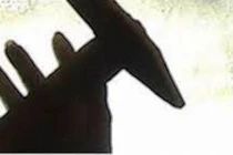 Ghen tuông, dùng búa đập vào đầu bạn gái rồi tự tử